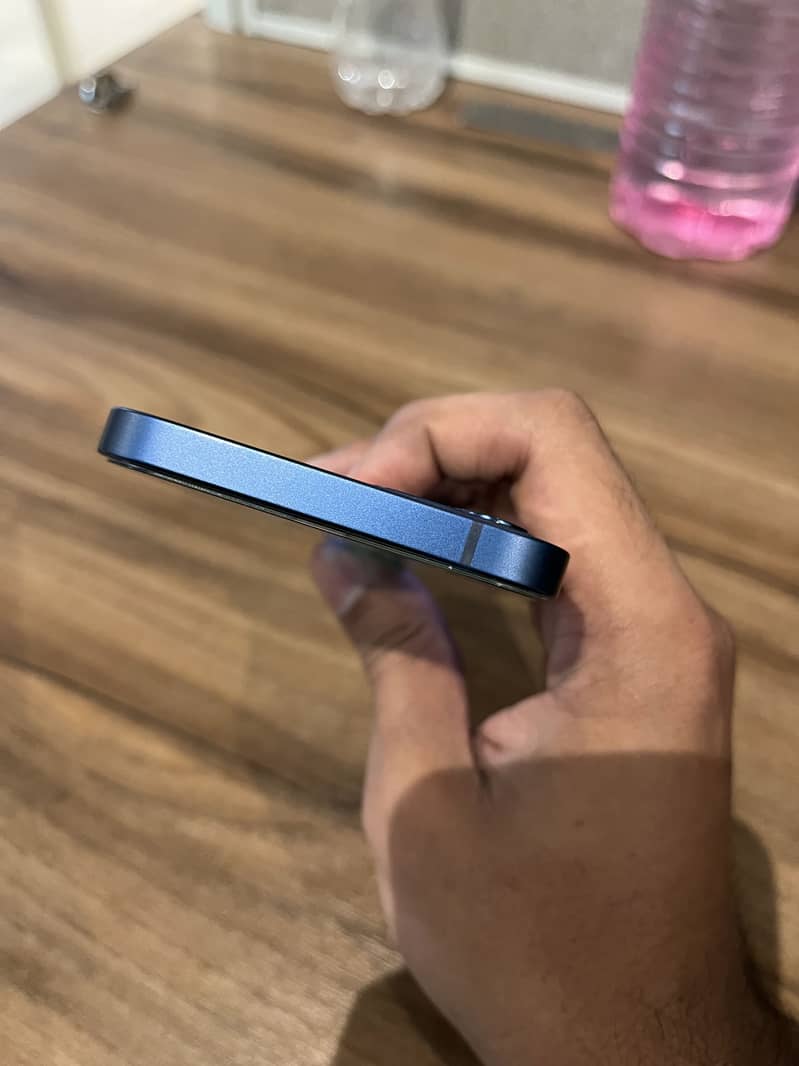 Apple iPhone 12 4