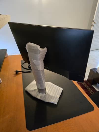 24 Inch Borderless Monitor - Dell - Almost New condition