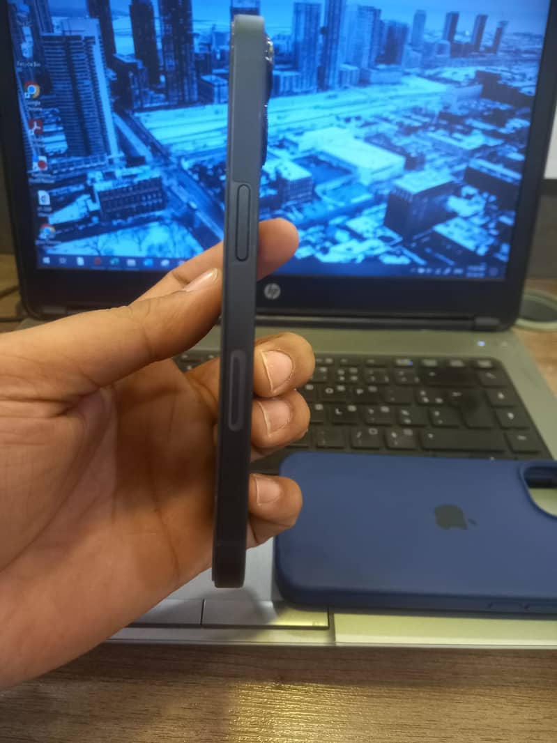 Apple iPhone 13 2