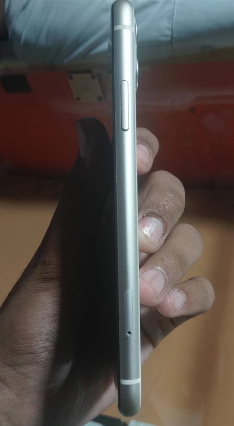 Apple iPhone 11 4