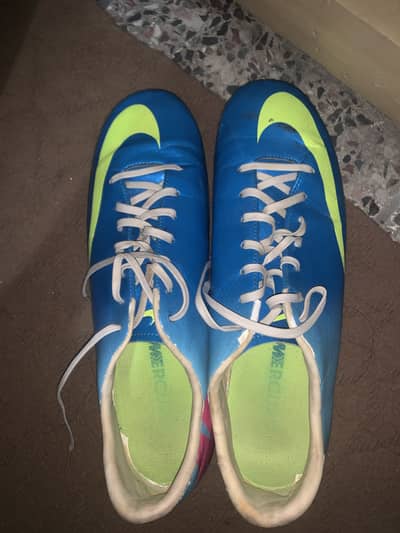 Football shoes
