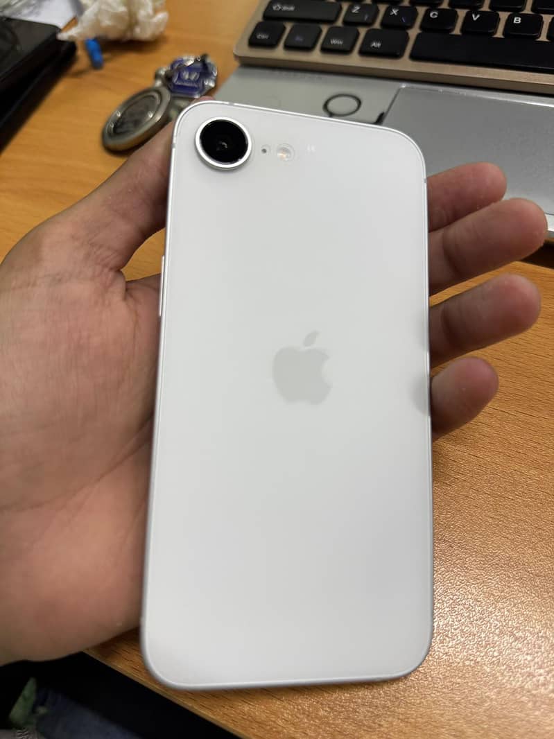 Apple iPhone 16e 0