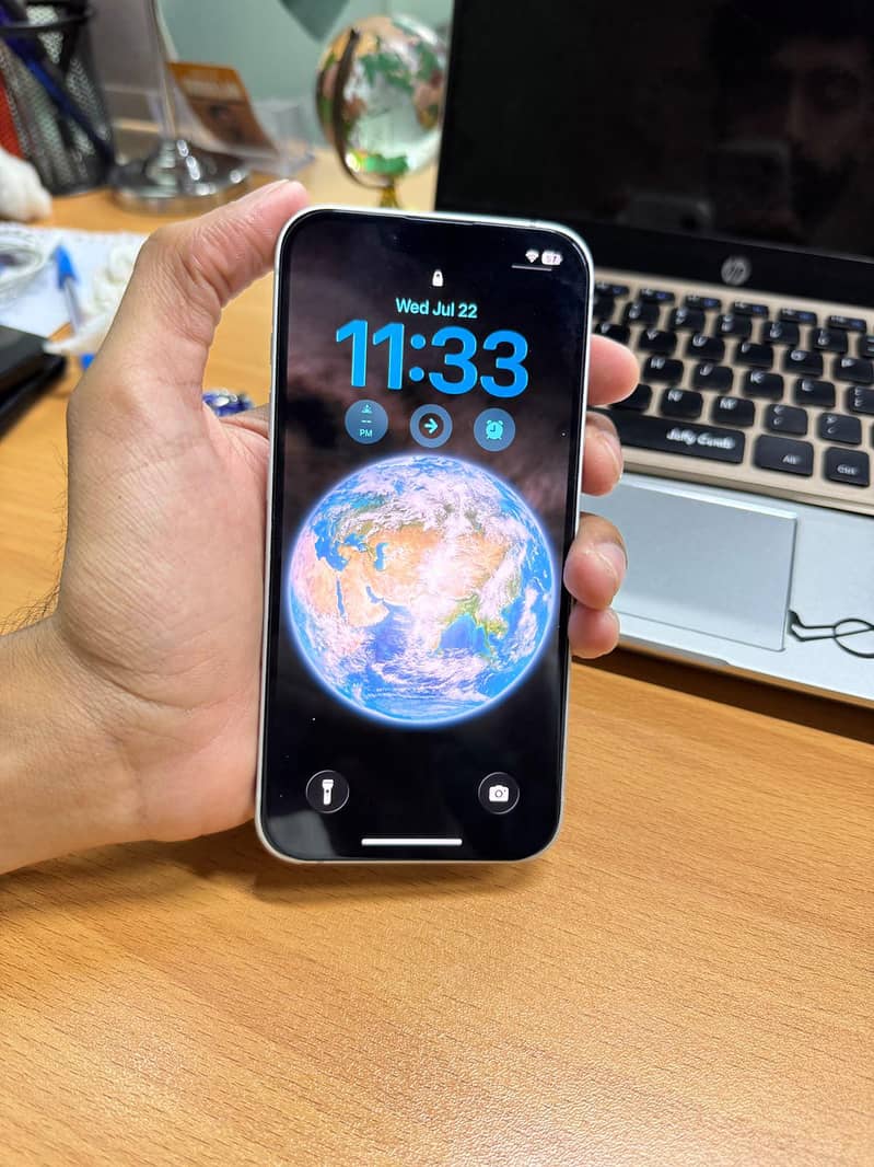 Apple iPhone 16e 2