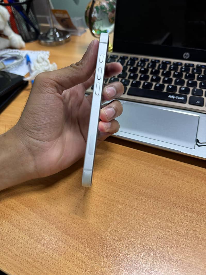 Apple iPhone 16e 3