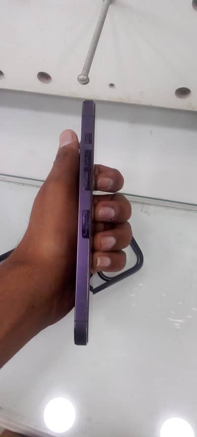 Am selling 14 pro max one hand use