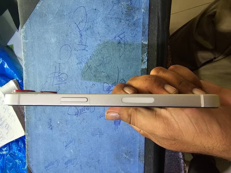 Apple iPhone 13 2
