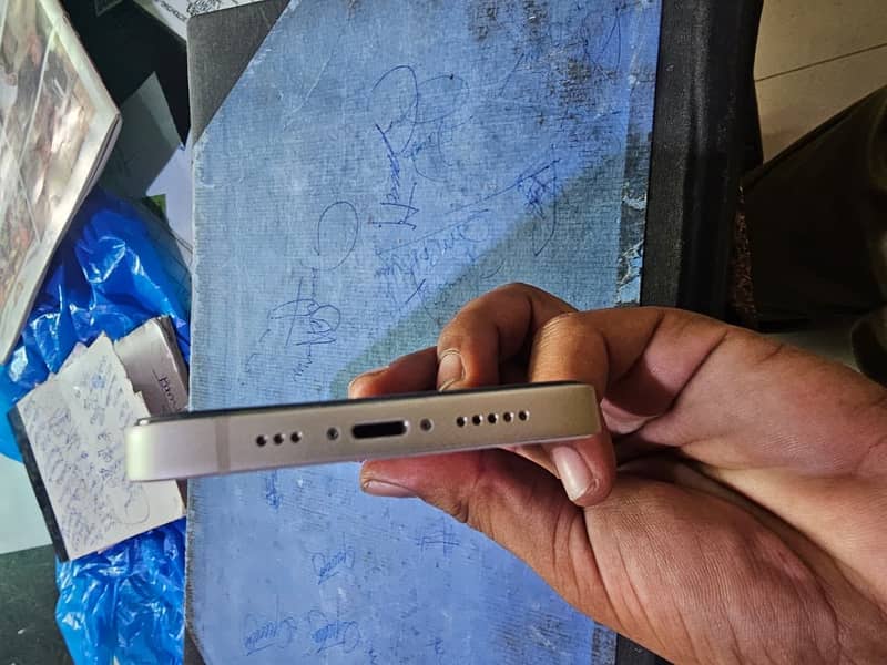 Apple iPhone 13 9