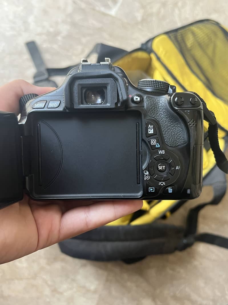 Camera Cannon 600-D 4