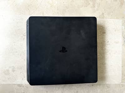 PS4 Slim 500GB + 2 Controllers + 6 Games + Original Box