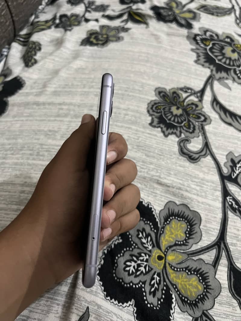 iPhone 11 4