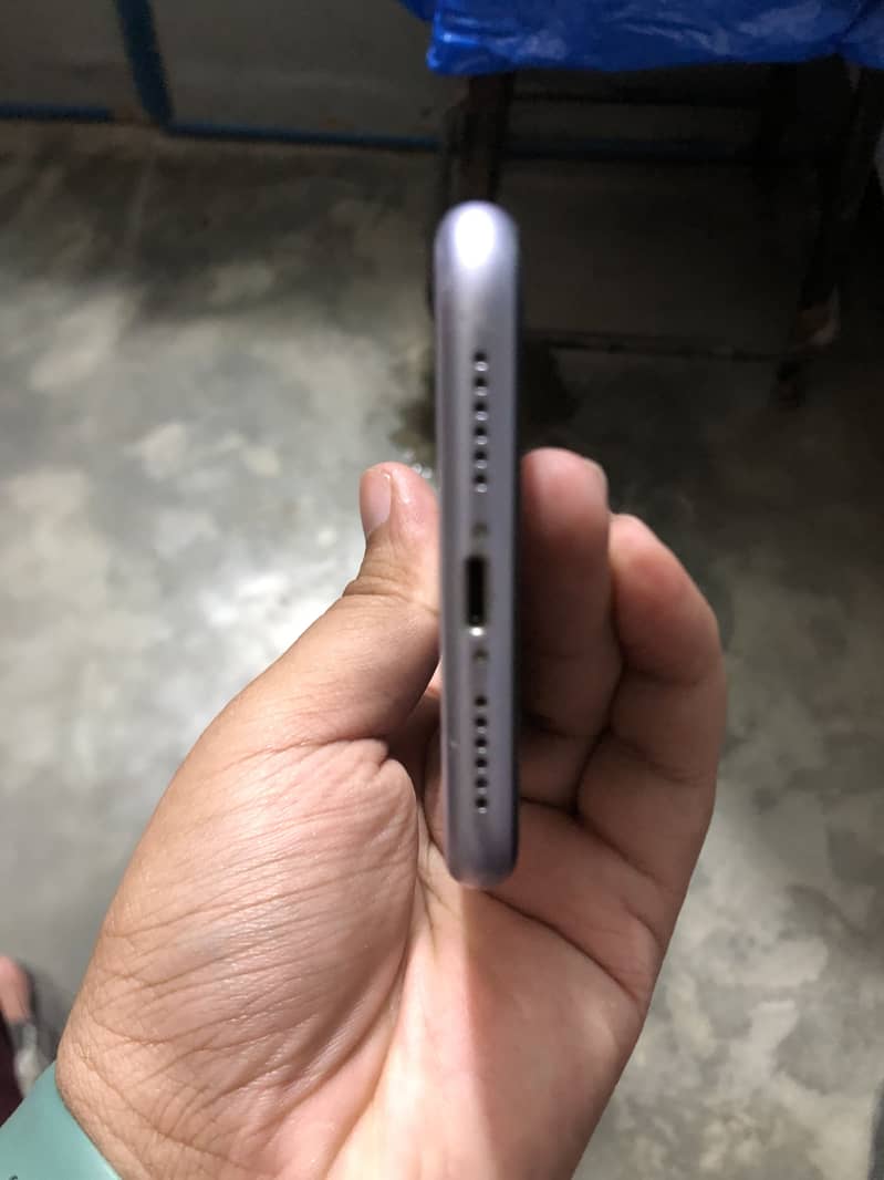IPhone 11 4