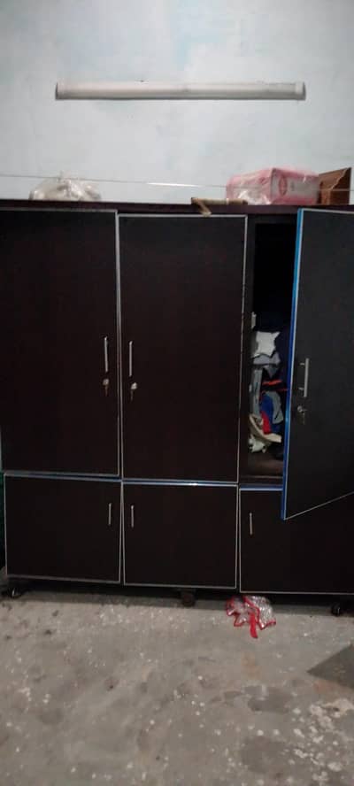 wardrobe aur showcase bilkul new jaisa
