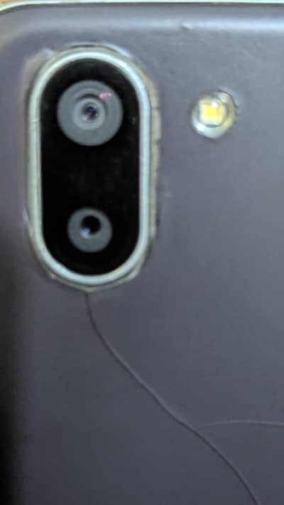 Aqous r2 pta approved hai bass back glass crack  hai