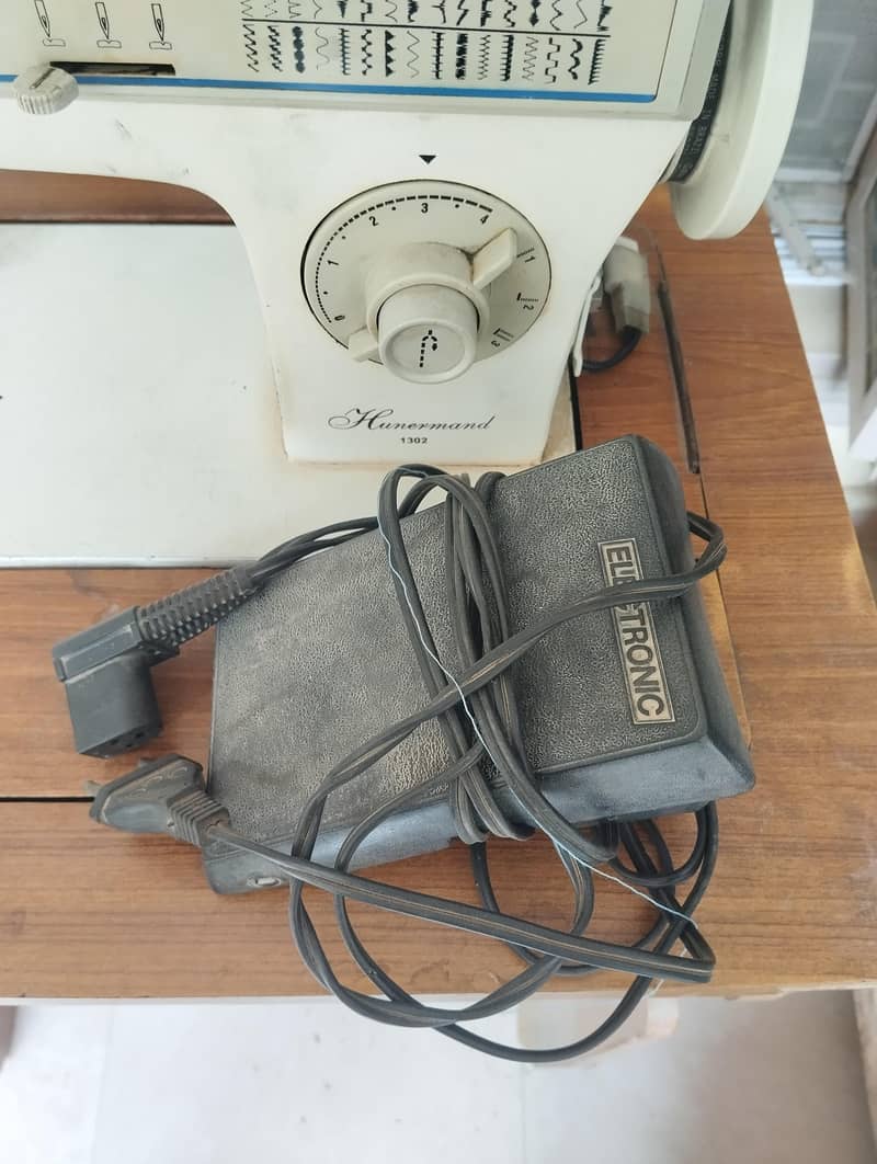 SEWING MACHINE 10