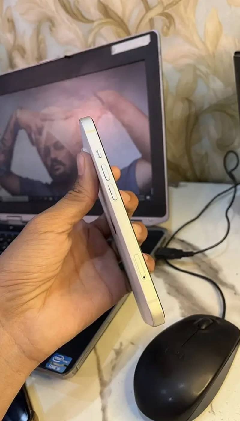 Apple iPhone 13 4
