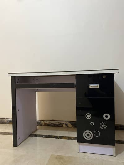 Computer console. Study table
