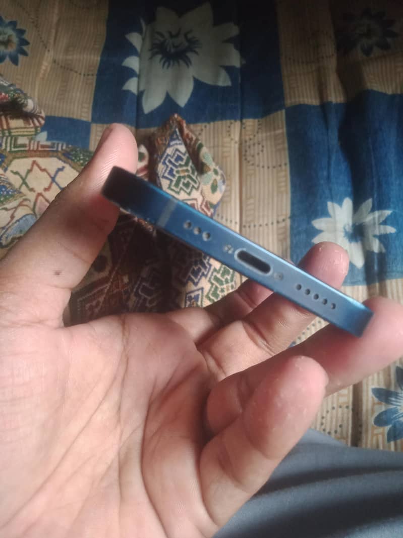 Apple iPhone 12 4