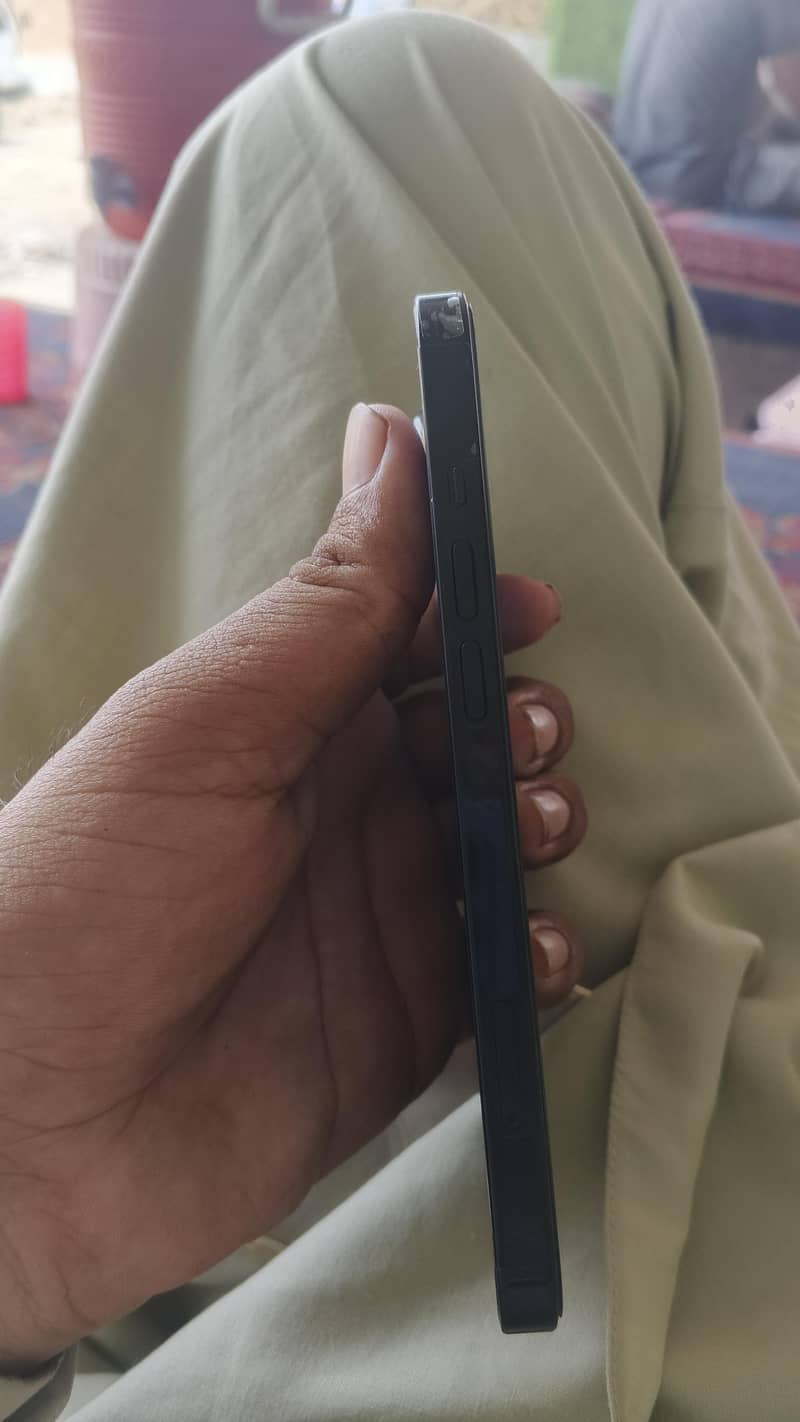 Apple iPhone 13 4