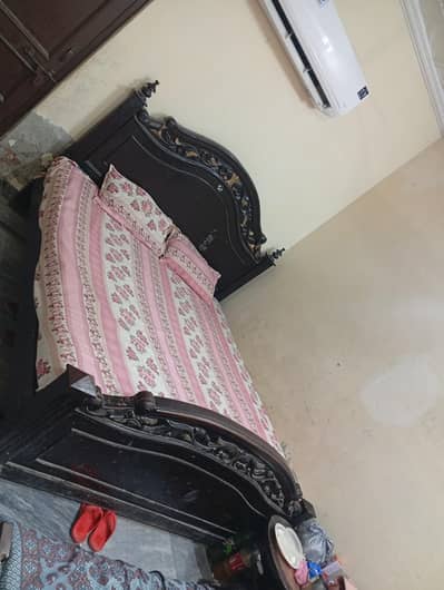 single wooden bed
