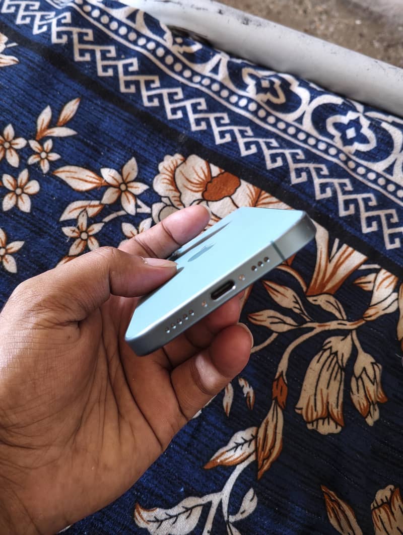 Apple iPhone 16 2