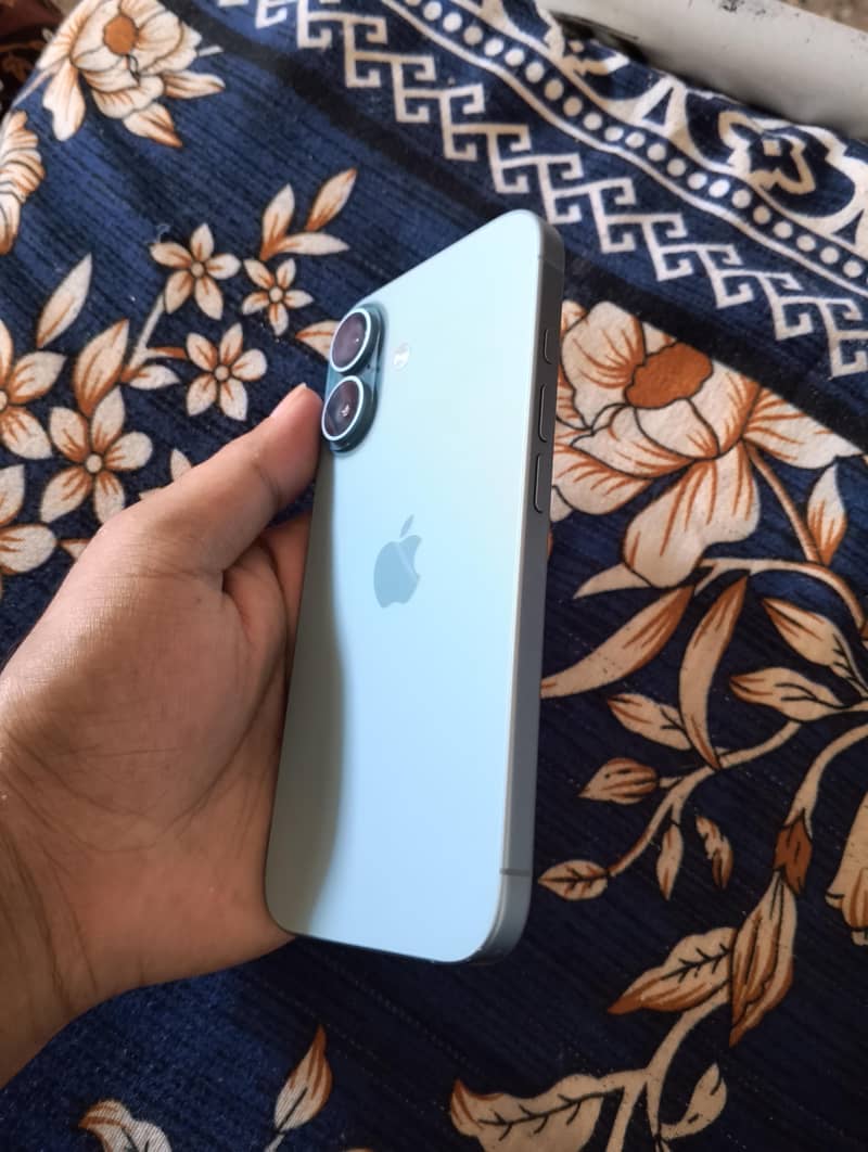Apple iPhone 16 3