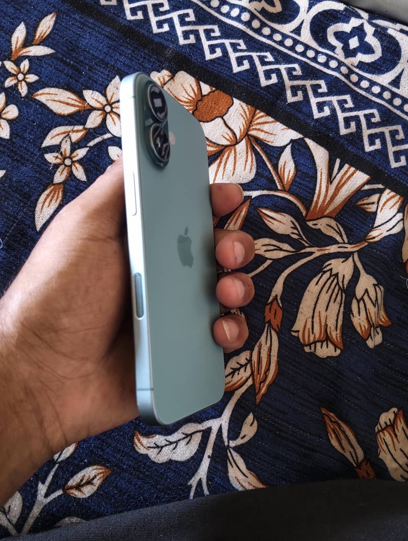 Apple iPhone 16 4