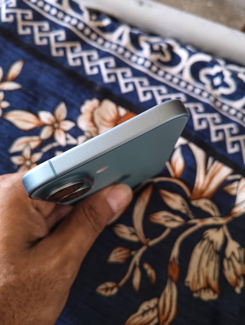 Apple iPhone 16 5