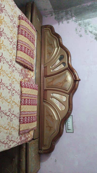 Wooden bed with two matching drawers (good condition)