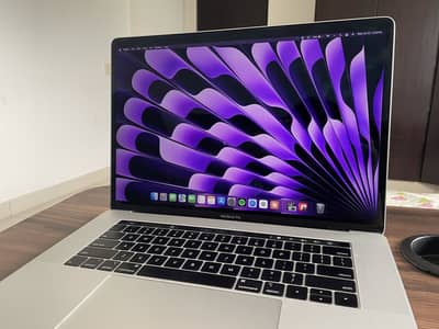 Mac book pro 2018 32gb ram i7 512gb