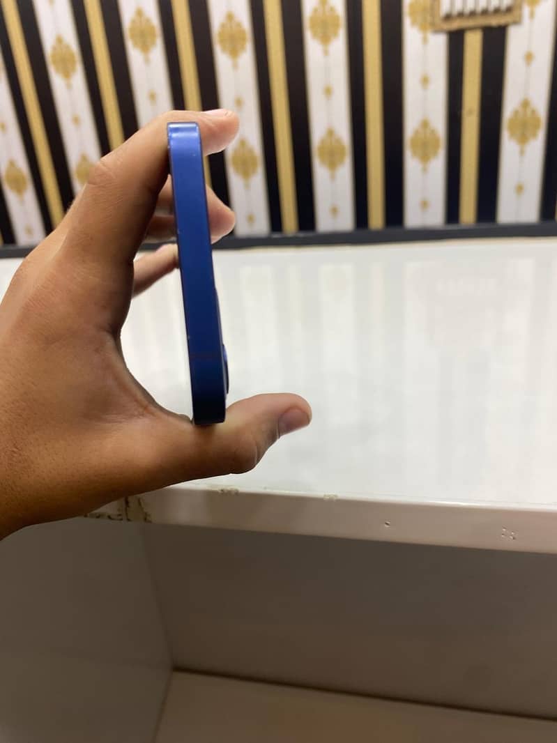 Apple iPhone 12 4