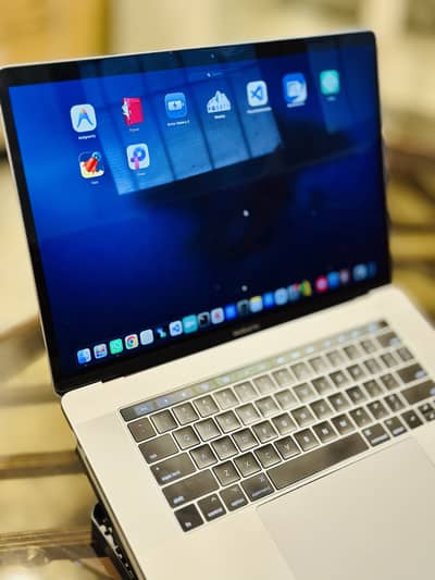 MacBook Pro 2017 (15-inch) – Core i7 | 16GB RAM | 512GB SSD