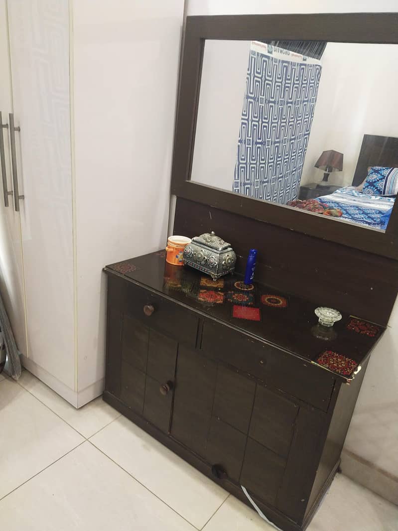 Bed with dressing table 2