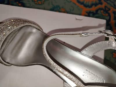 unze brande new sandel size 11