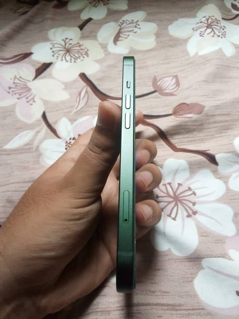 Apple iPhone 13 4