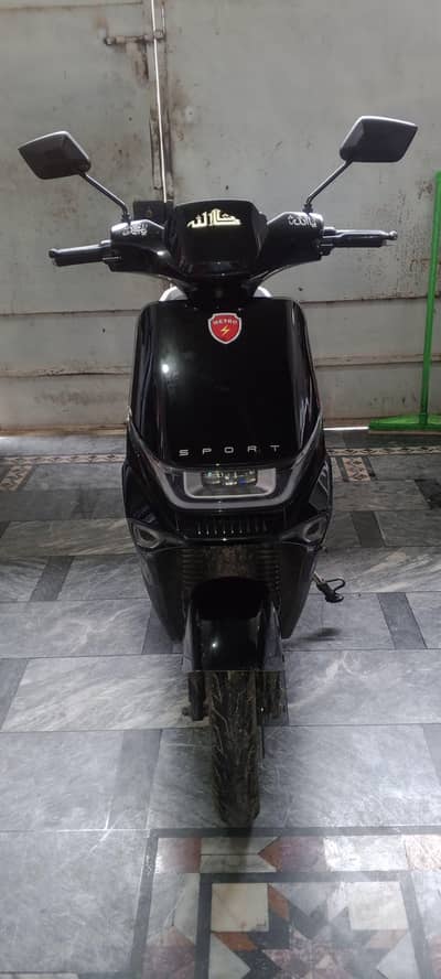 Metro T9 Sports Lithium Scooty