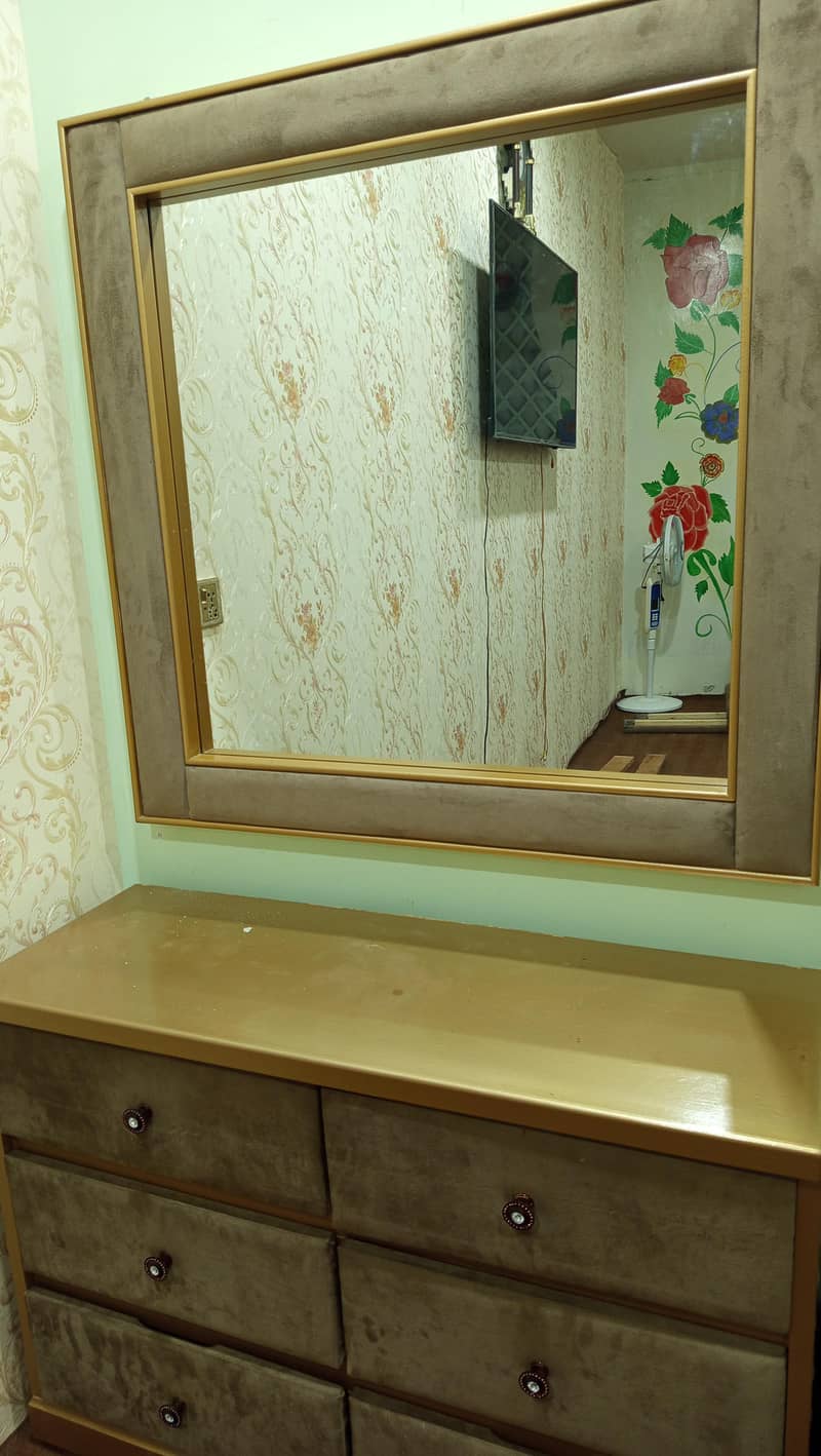 bad 2 table or dressing table 0