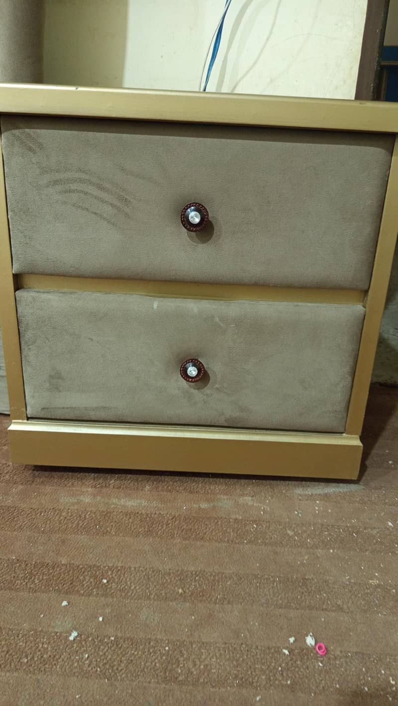 bad 2 table or dressing table 4