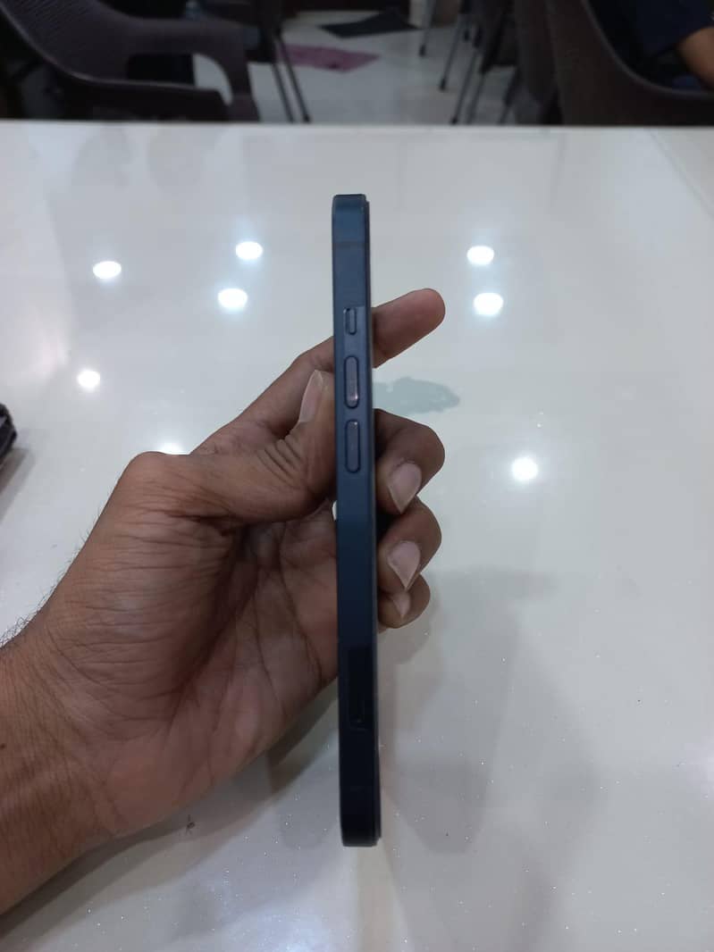 iPhone 13 4