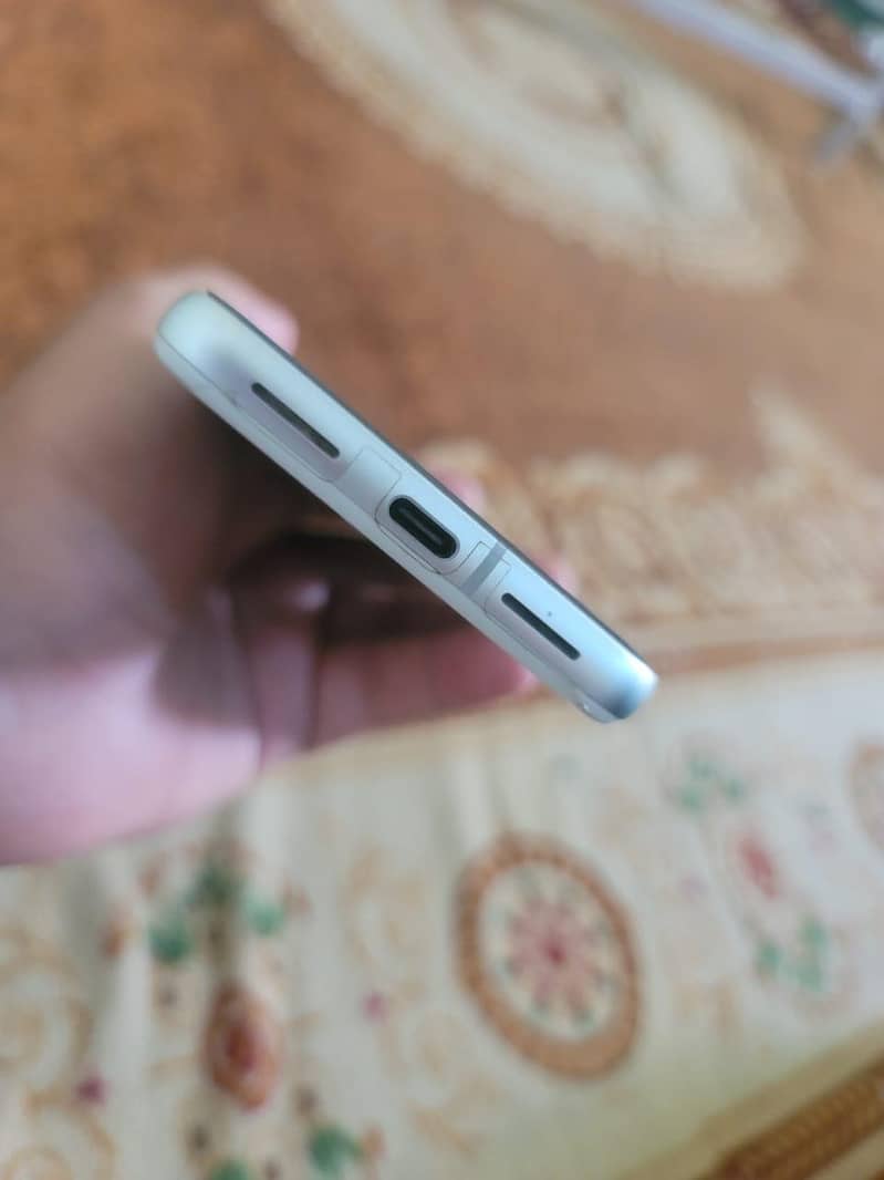 Google Pixel 8 4