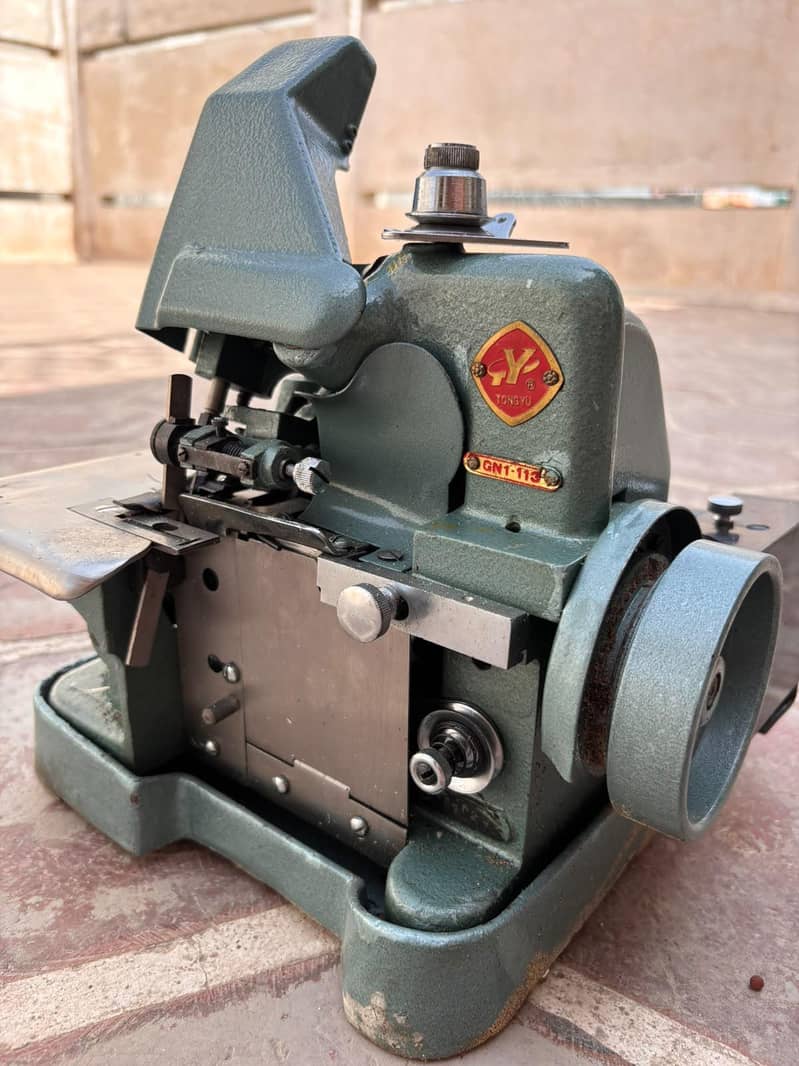 three thread overlock machine 0