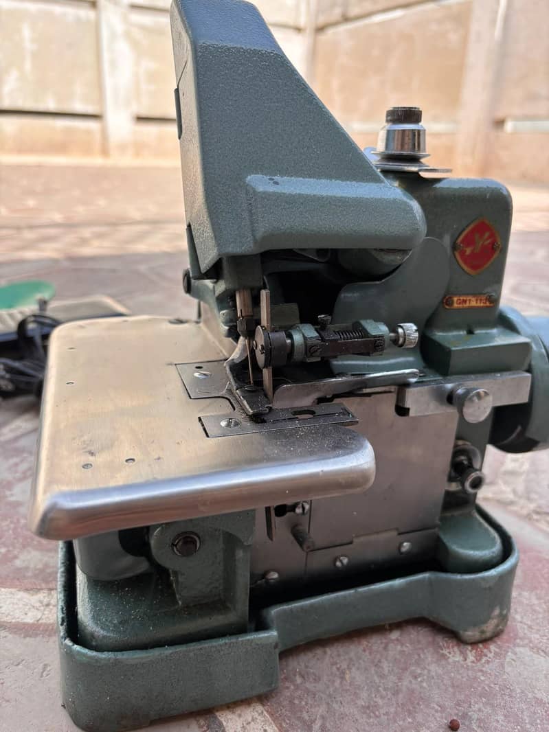 three thread overlock machine 1