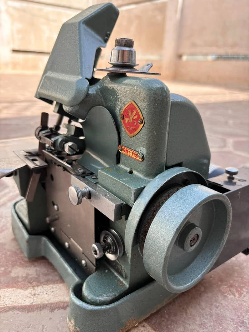 three thread overlock machine 9
