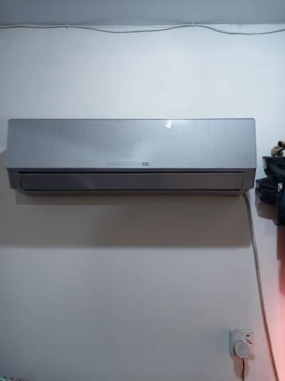 1.5 ton Gree AC Perfectly working condition