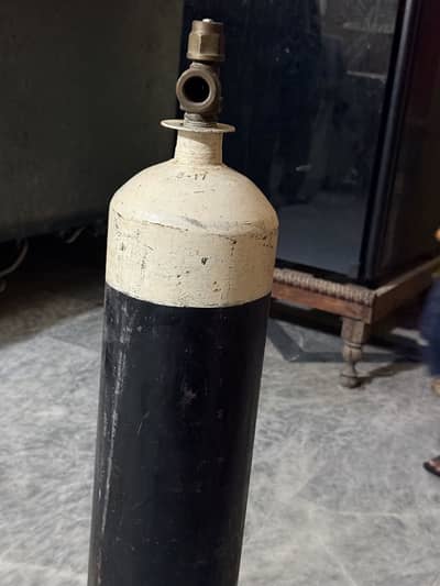 Oxygen cylinder