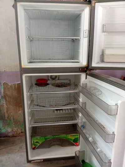 Dawlance refrigerator bilkul thik condition me he