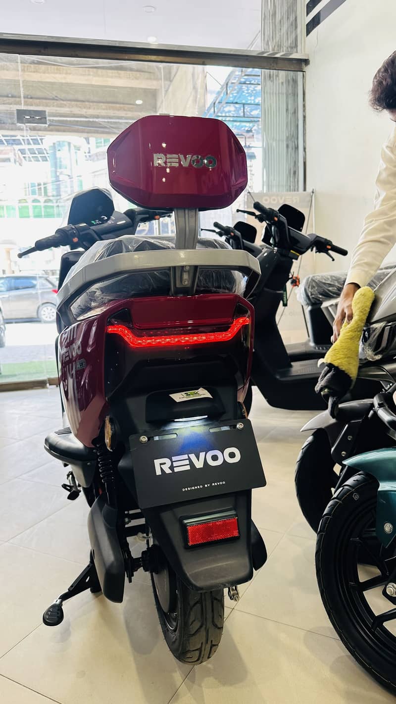 Revoo A12 2