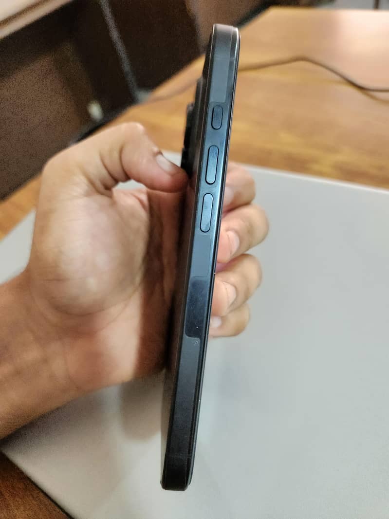 Apple iPhone 16 Pro 2