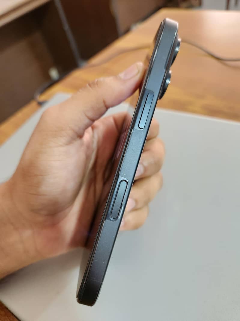 Apple iPhone 16 Pro 3