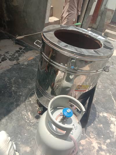 tandoor and gas cylinder