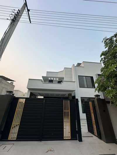Aesthetic Prime Location House Of 10 Marla For Sale Is Available